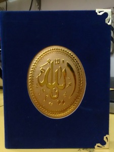bludru biru tempel logo allah di cover